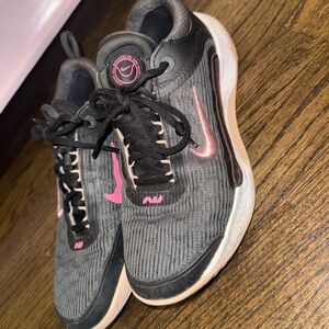 Nike Women's Black and Pink Tennis Shoes